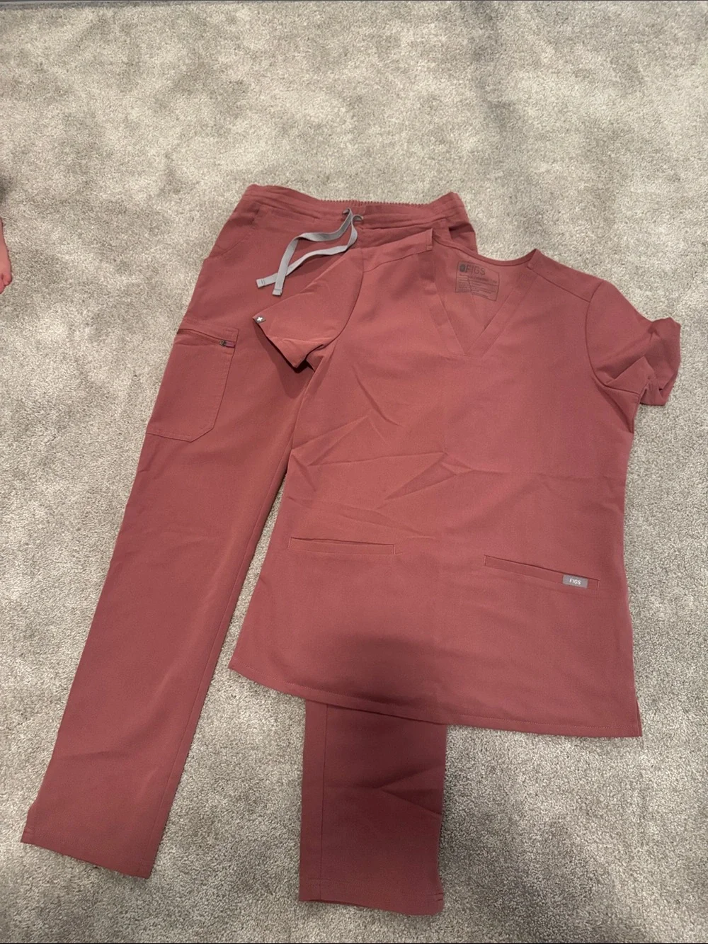 Figs Women's V-Neck Scrub Set in pink/ mauve